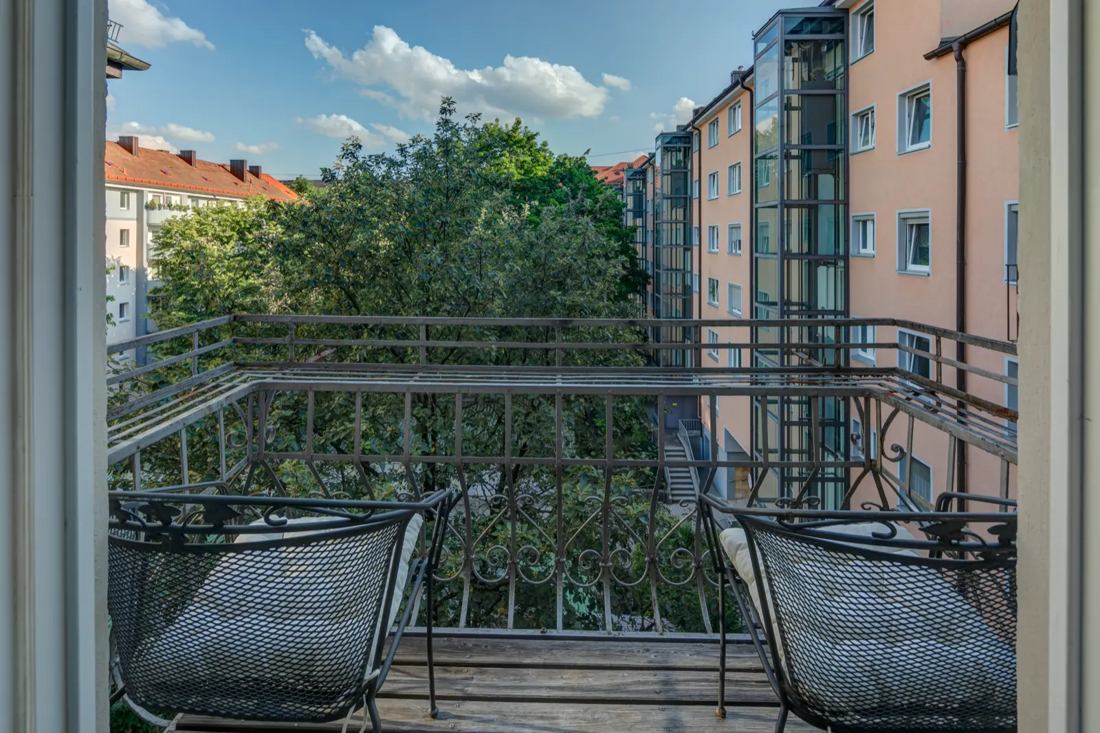 Balkon mit schmiedeeisernem Geländer und Blick über die Nachbarschaft