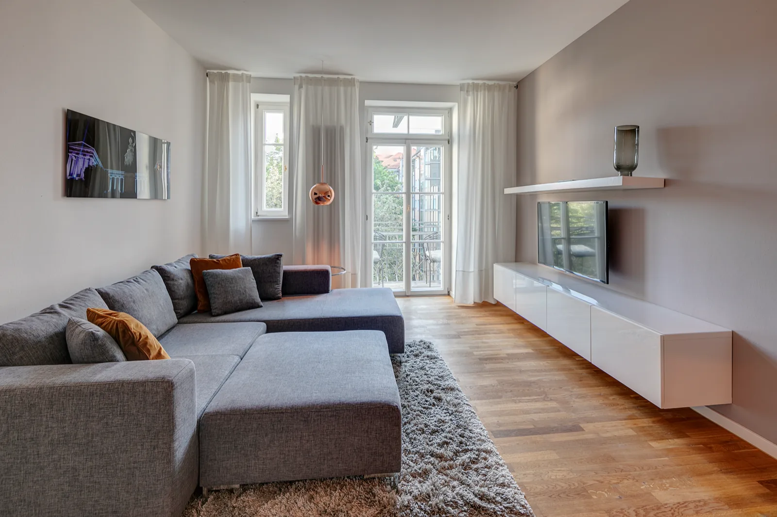 Heller Wohnraum mit französischem Balkon